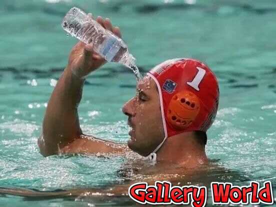 nadador-bebendo-agua